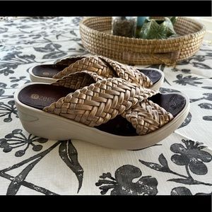 Bzees Dainty Gold Sandals Size 8.5 New